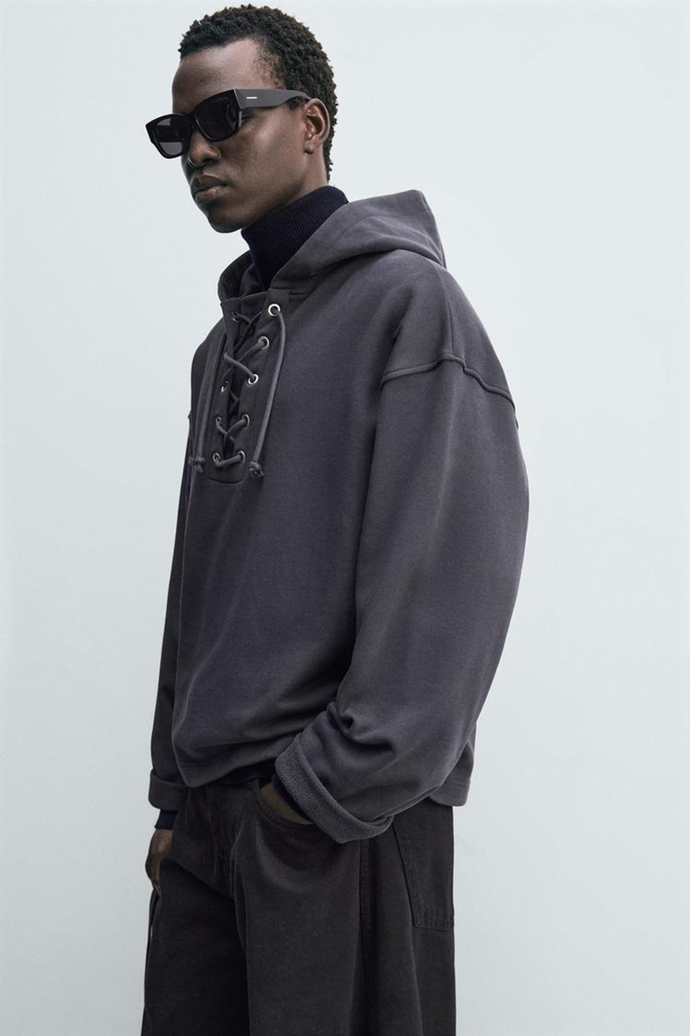 ZARA ТОЛСТОВКА С РЕЛЬЕФНОЙ СТРУКТУРОЙ И ШНУРКОМ, ТЕМНО-СЕРЫЙ