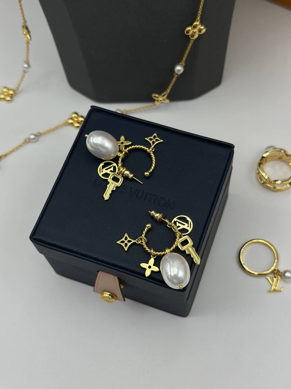 Серьги Louis Vuitton