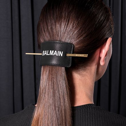 Balmain Hair Couture Заколка со шпилькой кожаная черная с белым логотипом Balmain