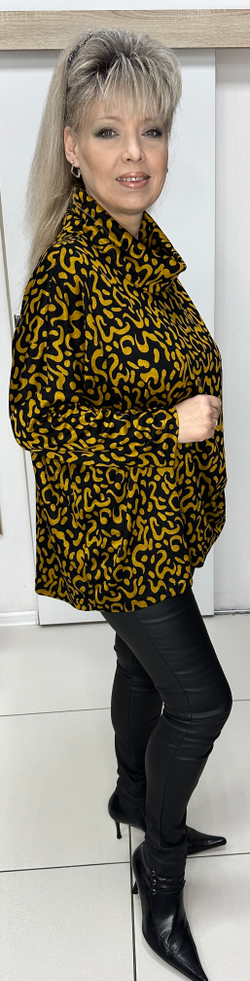 Туника черная с хомутом и горчичным принтом