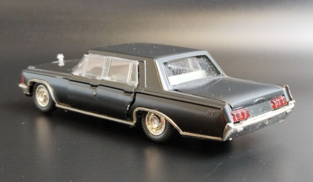 Модель автомобиля ЗИЛ-117 в родной коробке в масштабе 1:43, композитный материал, Саратовский завод "Тантал", СССР, 1982-1987 гг.