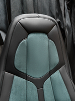 Чехлы Люкс VOLVO FH-13 после 2018 года: водитель от сиденья, пассажир от стойки кабины (один вырез под ремень) (экокожа, черный, зеленая вставка)