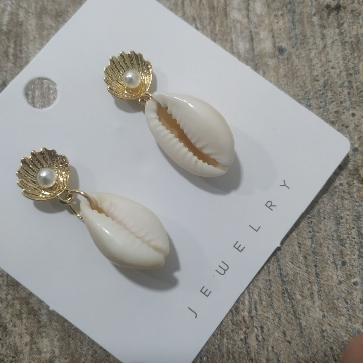 Серьги-гвоздики Ракушка Каури раковина с жемчужиной металл золотистый