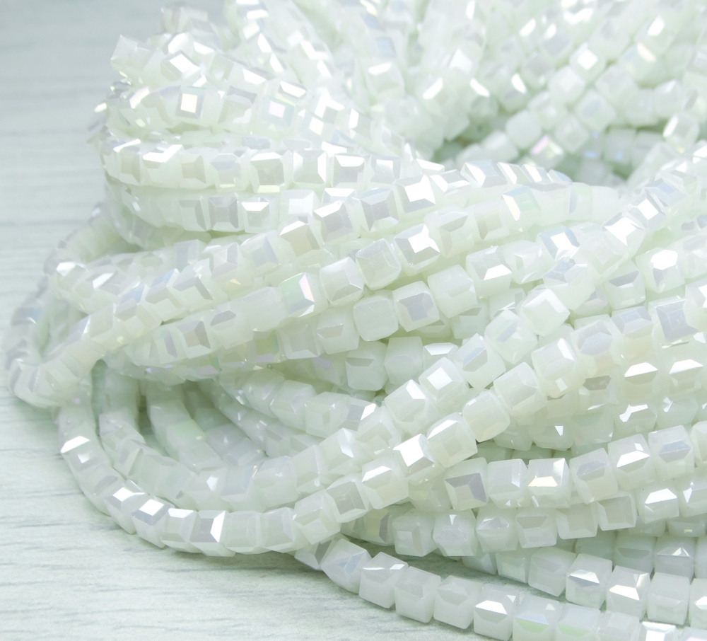 БВН009ДС3 Хрустальные бусины квадратные, цвет: белый AB непрозрачный, 3 мм, кол-во: 63-65 шт.