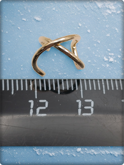 Клипса без прокола уха "Крестик" золотистая.