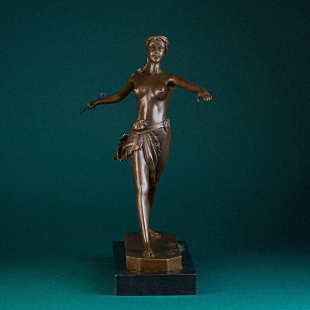 Скульптура в стиле АР-Деко «Амазонка с копьем»