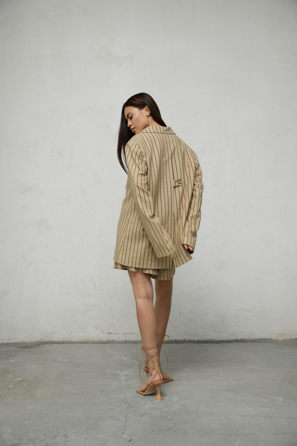 Жакет в полоску с высокой шлицей бежевый (с вкраплениями по ткани)