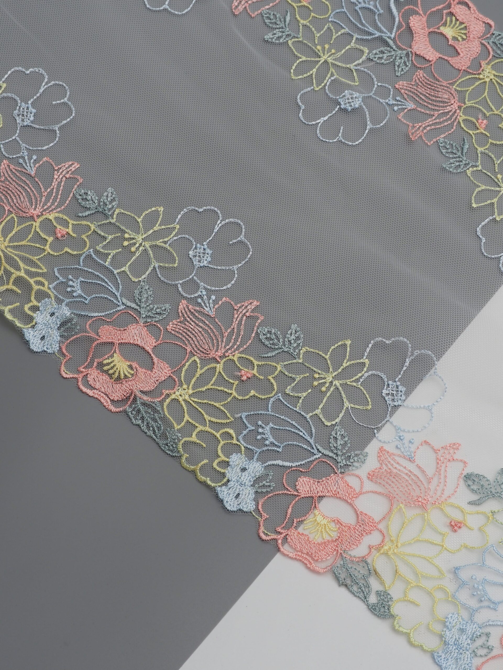 Вышивка на сетке белая с мультиколор неэластичная ширина 26 см ОТРЕЗ