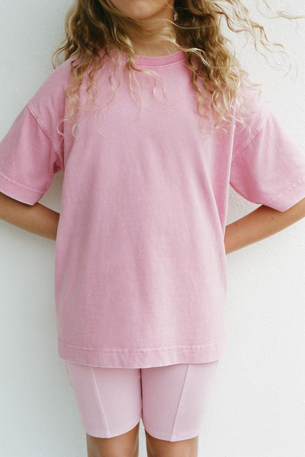 ZARA ШОРТЫ-ВЕЛОСИПЕДКИ В РУБЧИК С ЭФФЕКТОМ ПОТЕРТОСТИ, ЛИНЯЛЫЙ РОЗОВЫЙ