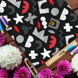 Ткань флис геометричные контрастные символы на чёрном фоне