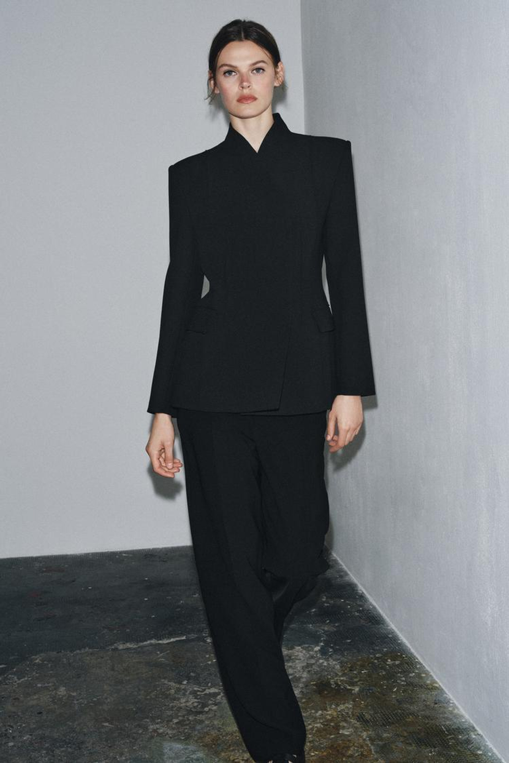 ZARA ПРИТАЛЕННЫЙ БЛЕЙЗЕР ИЗ КОЛЛЕКЦИИ ZW, ЧЕРНЫЙ