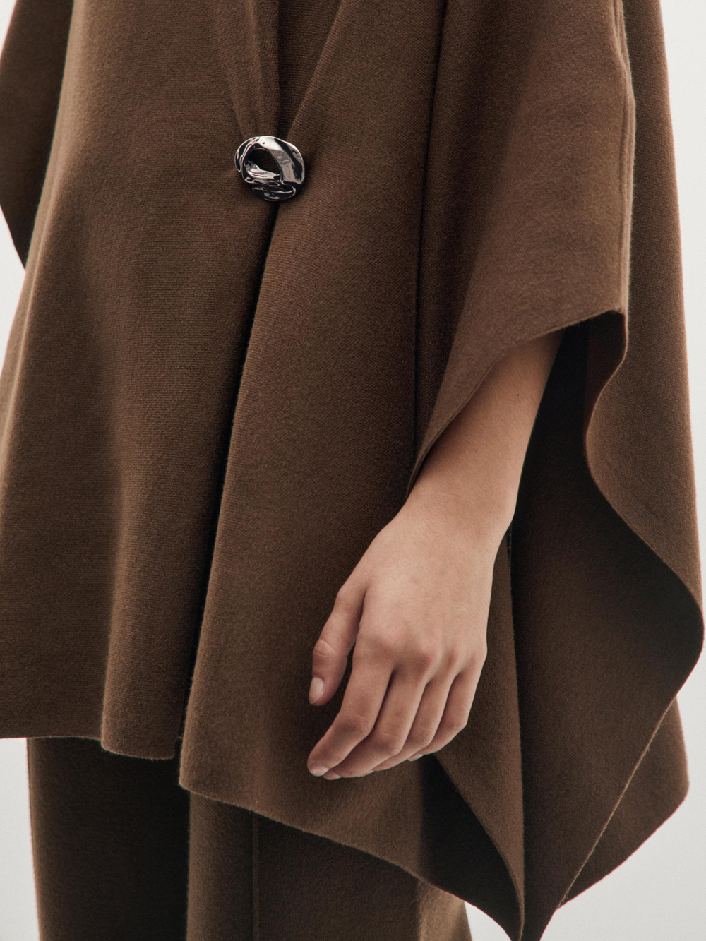 Massimo Dutti Вязаная накидка с брошью, коричневый