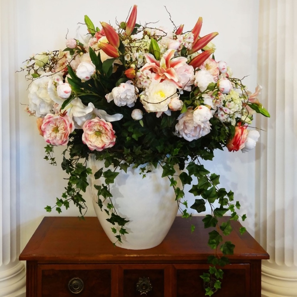 Лилия на стебле розовая