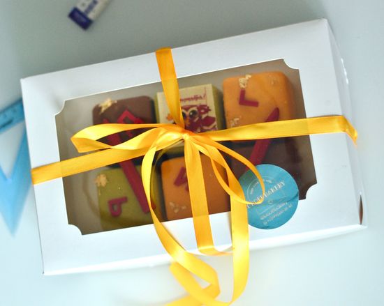 Ассорти муссовых пирожных на День знаний