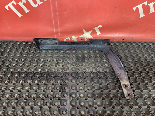 Кронштейн трапа над ящиком АКБ