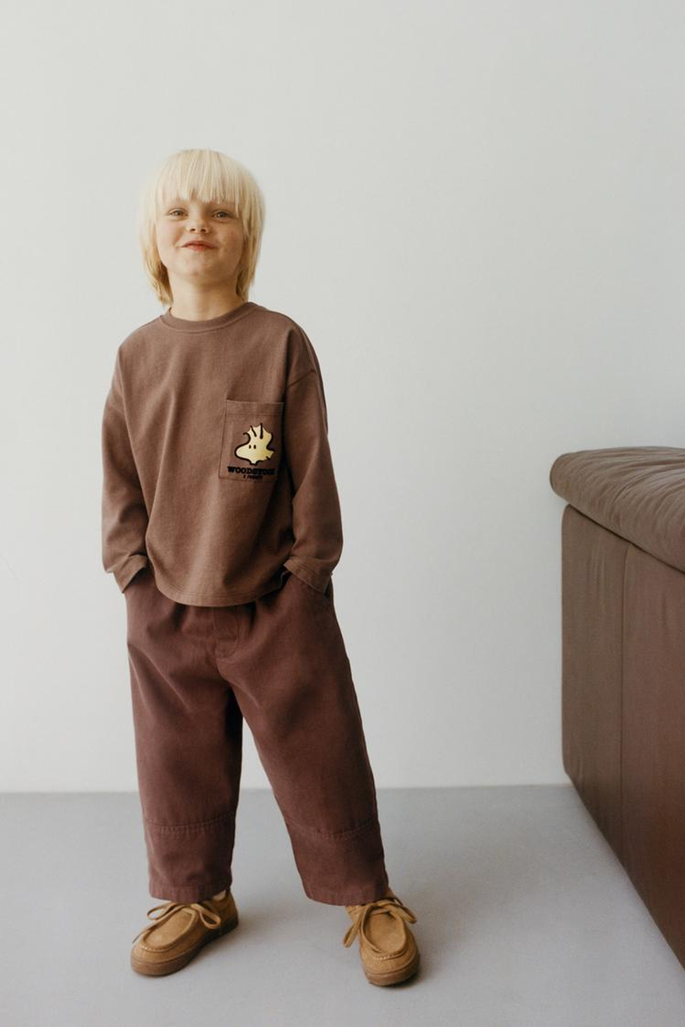 ZARA ФУТБОЛКА С ПРИНТОМ SNOOPY PEANUTS™, КОРИЧНЕВЫЙ