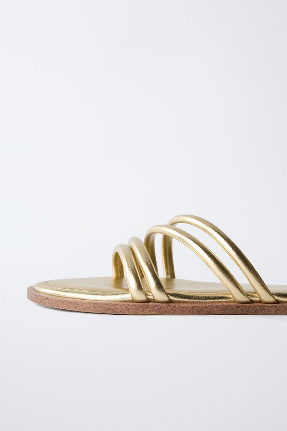 ZARA САНДАЛИИ С РЕМЕШКАМИ С МЕТАЛЛИЗИРОВАННОЙ ОТДЕЛКОЙ, ЗОЛОТИСТЫЙ