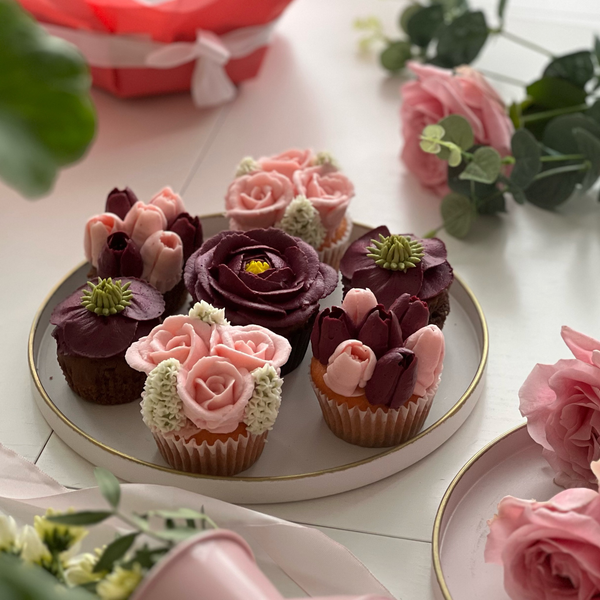 Букет цветочных капкейков анемоны с розами 7 шт