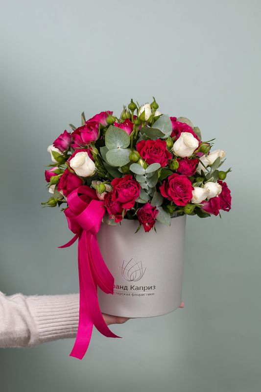 Композиция из кустовой розы микс Сноу Блоссомс и Черри Блоссомс с эвкалиптом Композиция из кустовой розы микс Сноу Блоссомс и Черри Блоссомс с эвкалиптом