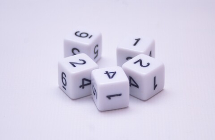 Кости Д6 16мм. белые с арабскими цифрами - 5 шт.