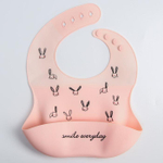 5385572 Нагрудник силиконовый, на кнопках, с карманом «Зайцы», цвет розовый