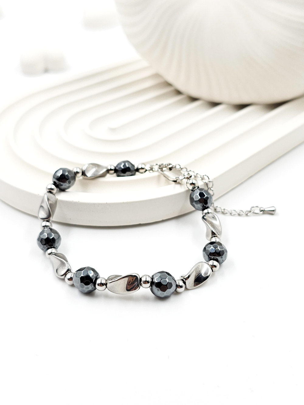 Браслет женский на руку из гематита и нержавеющей стали