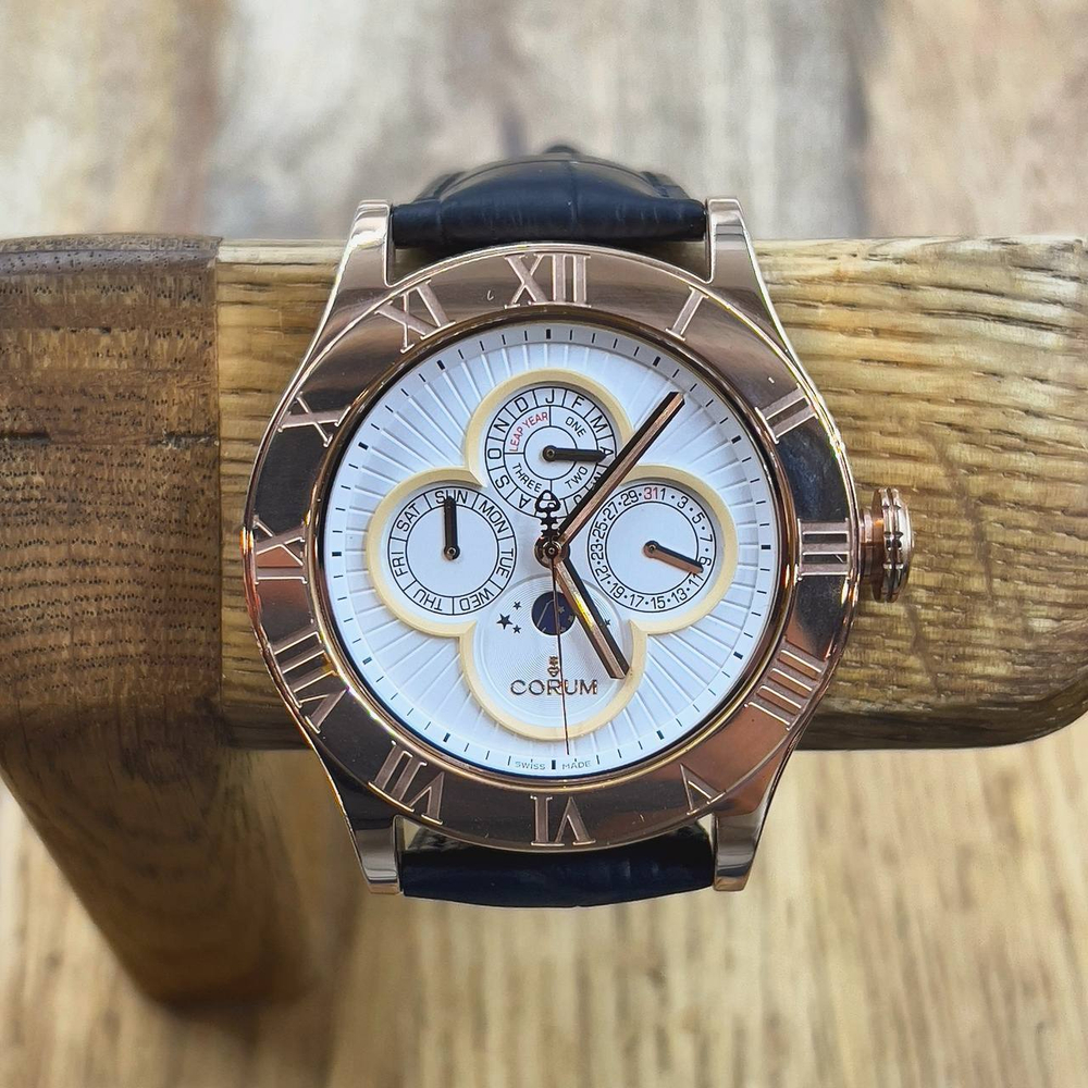 Часы Corum