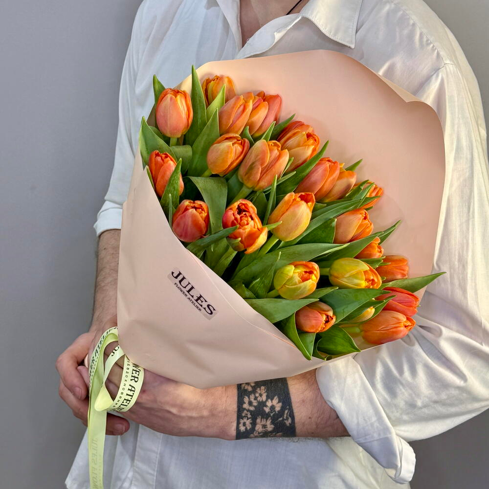 Букет из оранжевых пионовидных тюльпанов