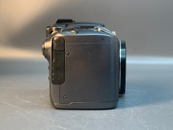 Canon PowerShot S5 IS экран в некоторых положениях тускнеет