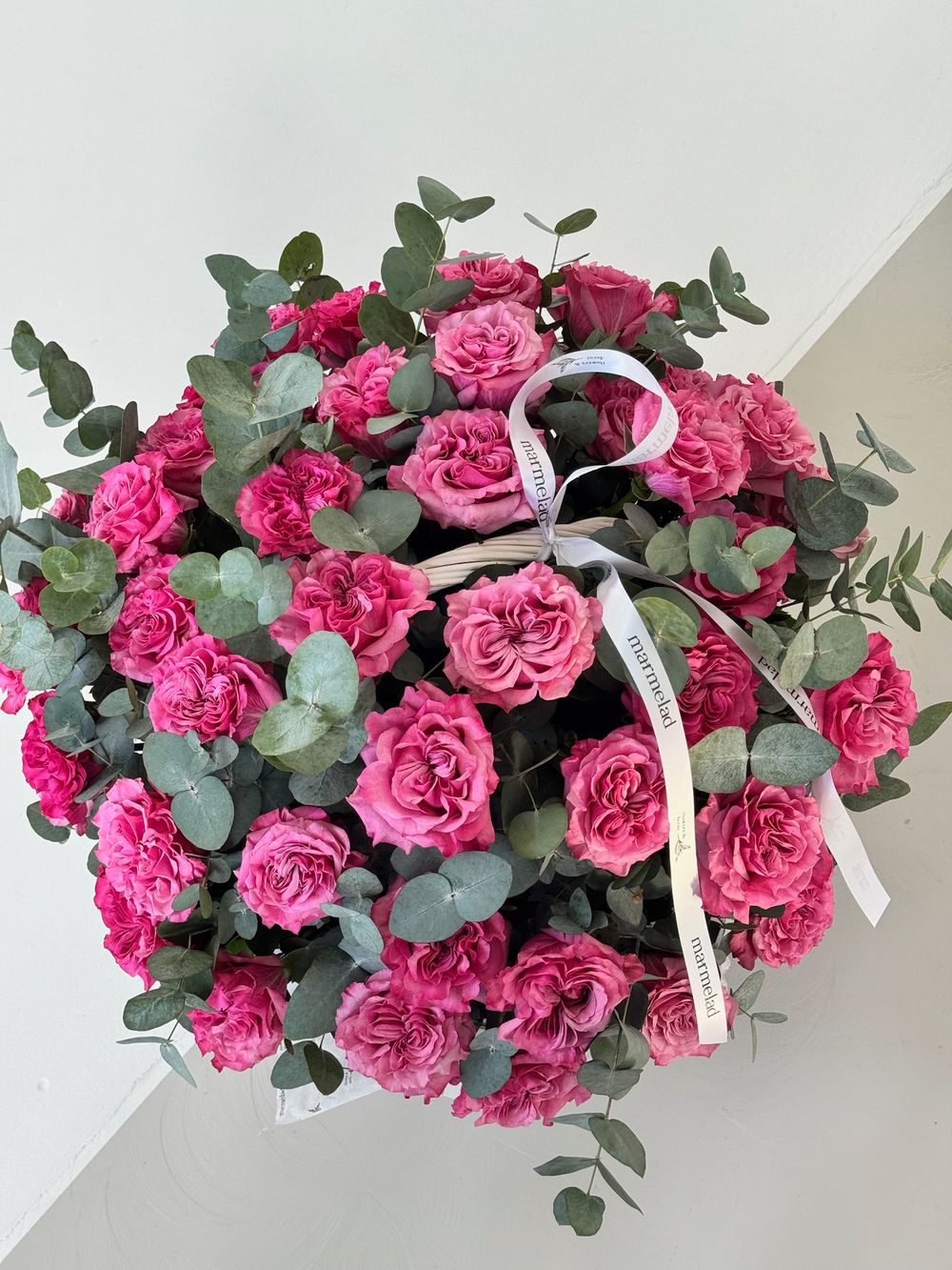 Цветочная корзина из роз Кантри и эвкалипта размер XL