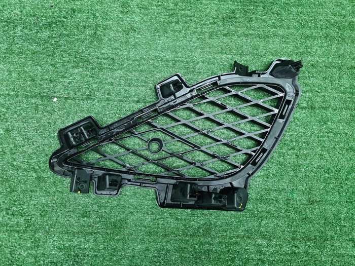 Решетка переднего бампера левая Genesis G70 20-нв