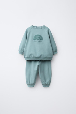 ZARA КОМПЛЕКТ ИЗ ТОЛСТОВКИ И БРЮК-ДЖОГГЕРОВ С МАХРОВОЙ ВЫШИВКОЙ, ЗЕЛЕНОВАТО-СИНИЙ