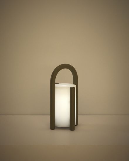 Портативная настольная лампа Leros из полиэтилена и стали бежевого цвета