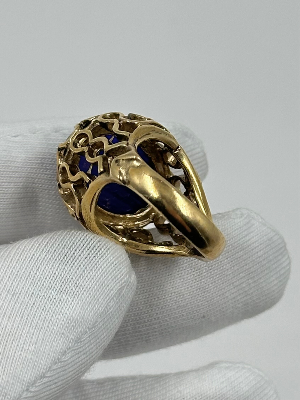 Кольцо с синей вставкой