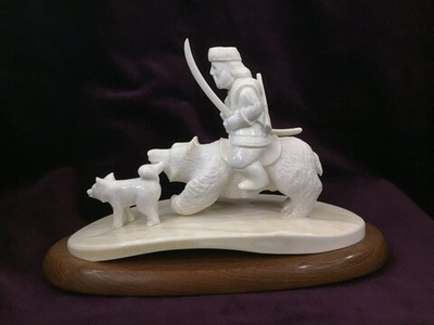 Воин на медведе, авторская скульптура, из рога лося, подарок для руководителя