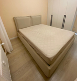 Двуспальная кровать с мягким изголовьем