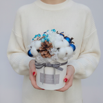 Новогодняя композиция из хлопка, шишек, сухоцветов и ёлочных украшений