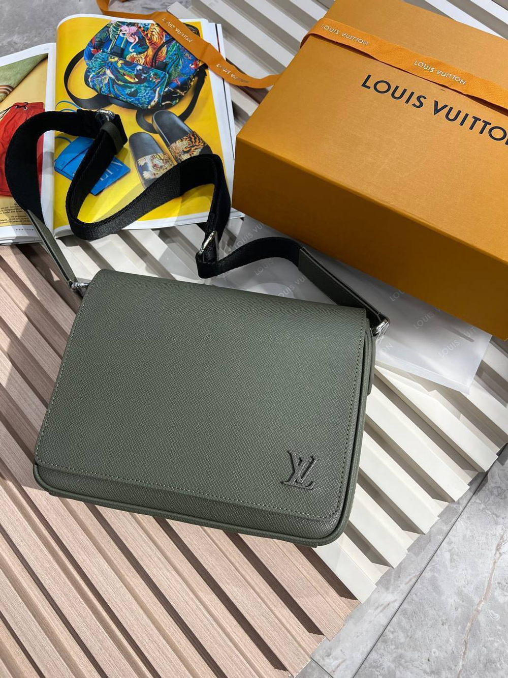 Сумка-мессенджер Louis Vuitton