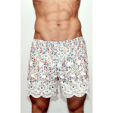 Мужские трусы-шорты белые с разноцветными цветами и кружевной окантовкой Romeo Rossi Shorts RR00307