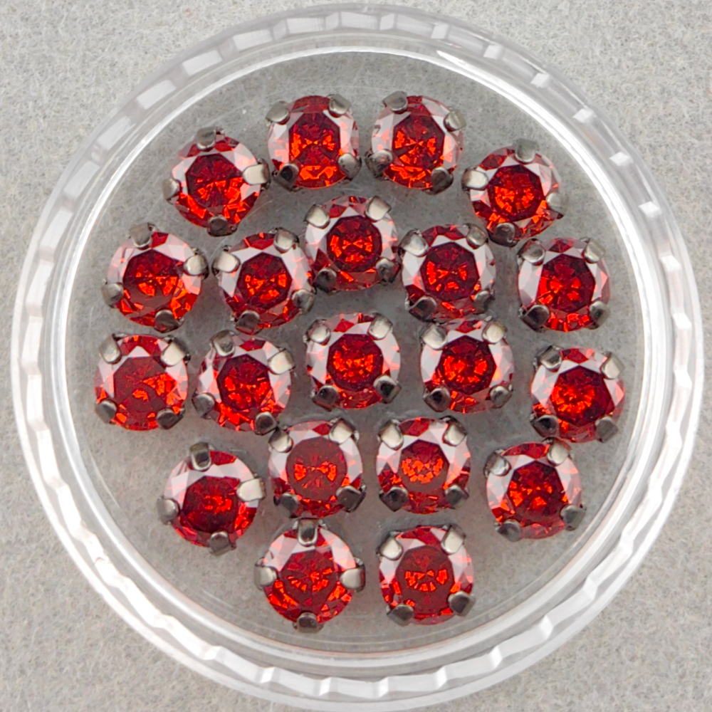 Фианиты шатоны в оправах, красный/темная сталь