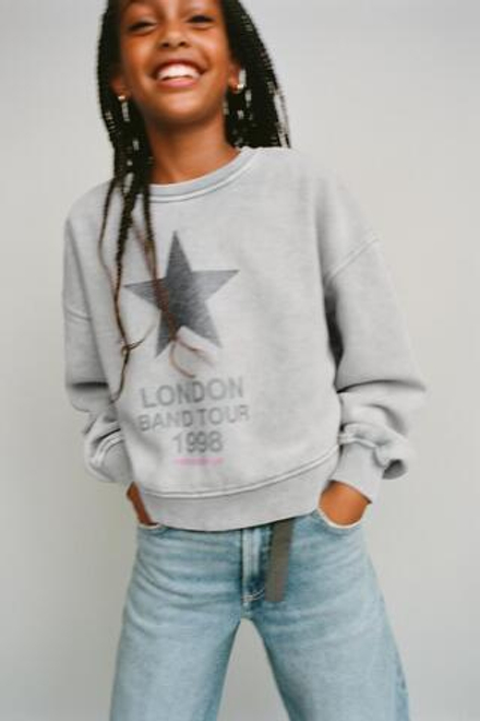 ZARA ТОЛСТОВКА С ЭФФЕКТОМ ПОТЕРТОСТИ И БЛЕСТЯЩЕЙ ЗВЕЗДОЙ, СЕРЫЙ