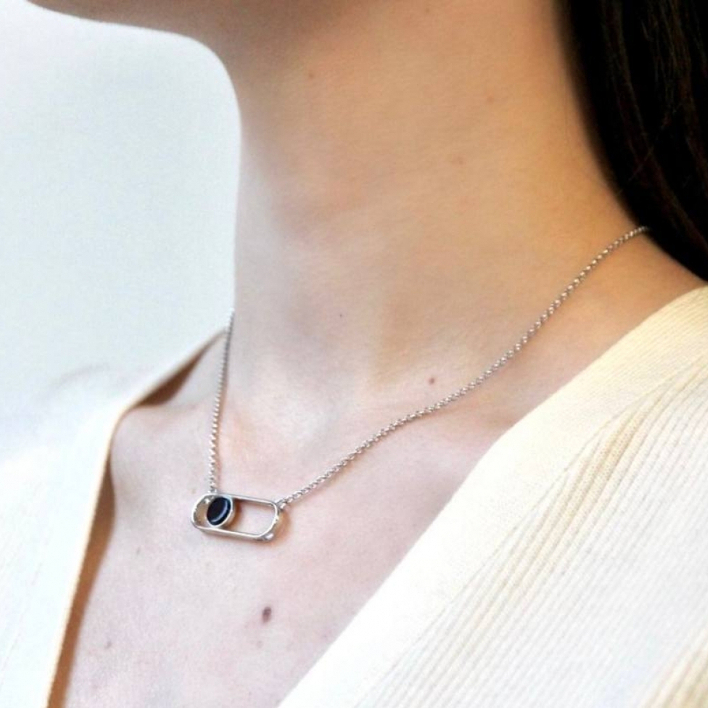 Колье Fork горизонталь с вишневым янтарем