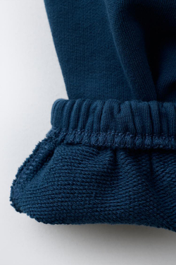 ZARA КОМПЛЕКТ ИЗ ТОЛСТОВКИ И БРЮК WIDE LEG С НАШИВКОЙ, СИНИЙ