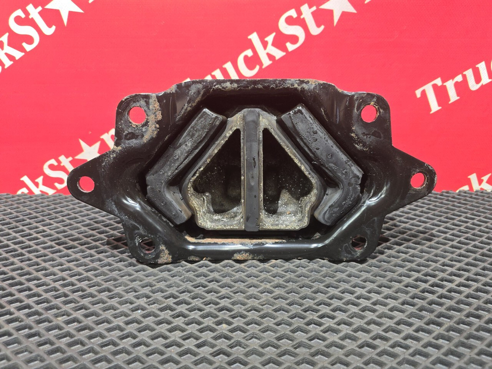 Подушка двигателя задняя 2016 г