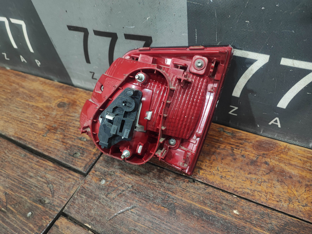 Фонарь задний левый внутренний Volkswagen Tiguan 1 11-18 Б/У Оригинал 5N0945093G