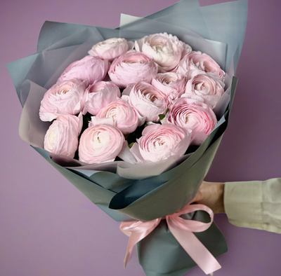 Flower bouquet of 11 ranunculus