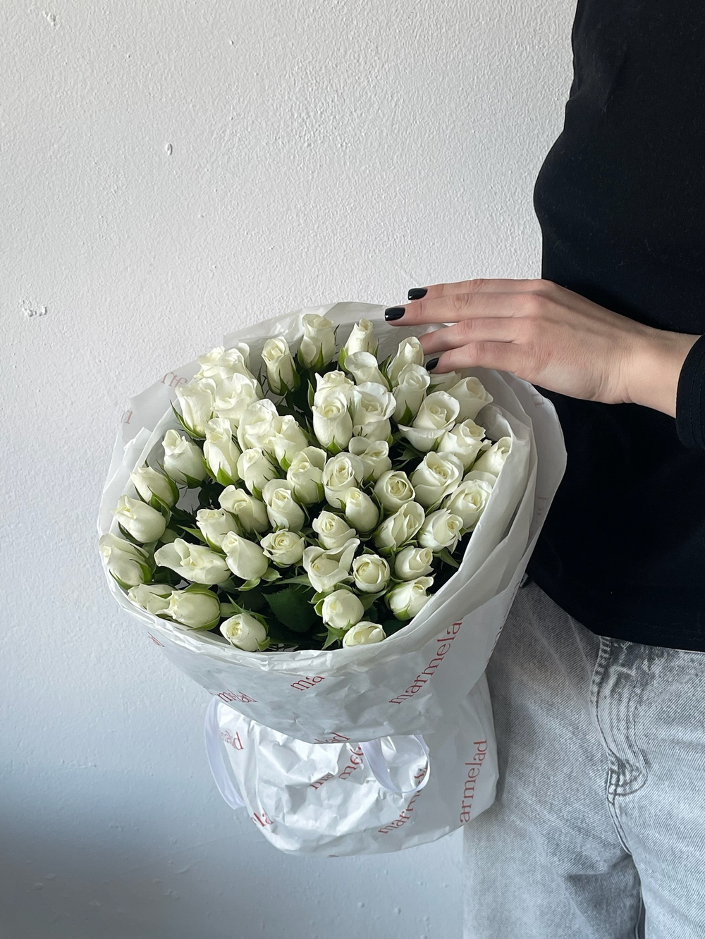 Букет из белой розы (40см) 51 шт в оформлении