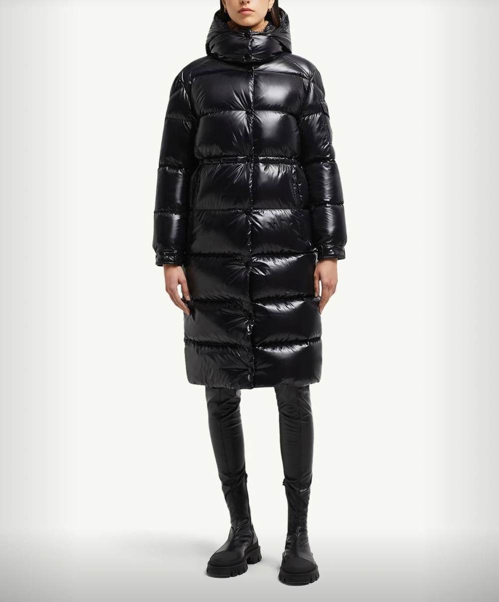 Женская длинная пуховая куртка с капюшоном из глянцевого нейлона от Moncler