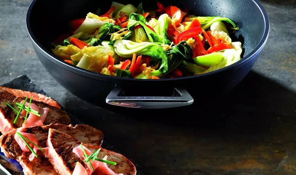 Le Creuset - Вок PRO с антипригарным покрытием 26см / артикул   51104260010202  / GTIN 630870273206