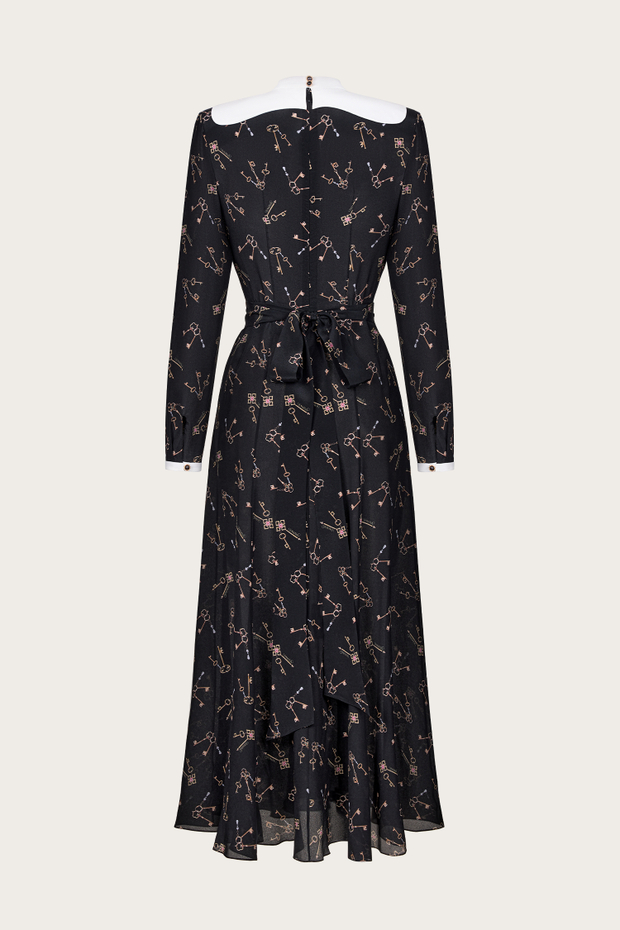 ПЛАТЬЕ ИЗ ЧЕРНОГО ШЕЛКА С ДЕКОРАТИВНОЙ МАНИШКОЙ